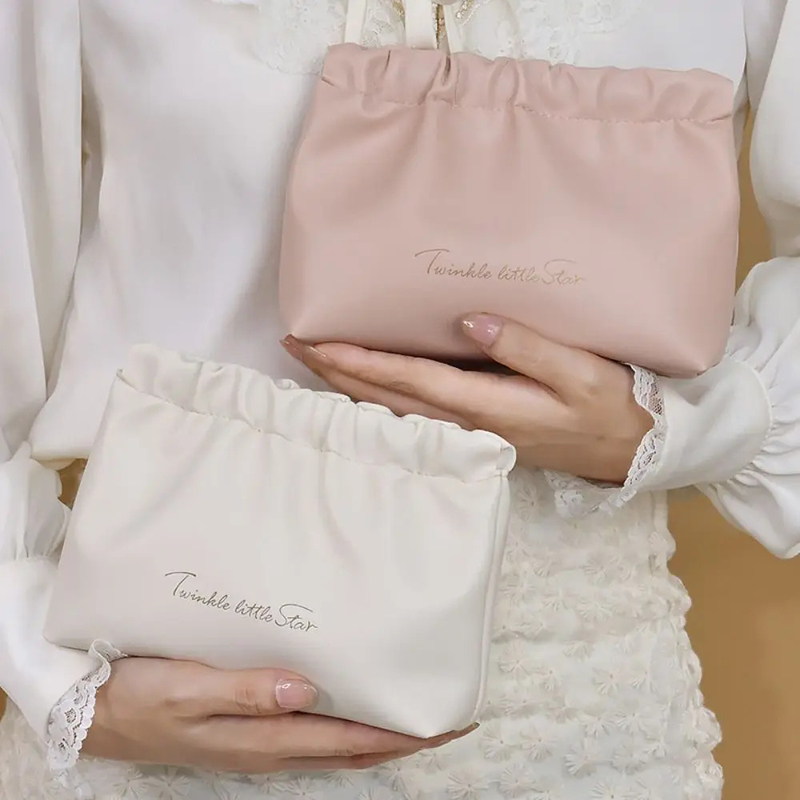 オーダーメイドロゴ メイクバッグ 旅行用品 トイレットリーバッグ リップスティック 収納袋 イヤホン 宝石 葉っぱスプリングバッグ ミニ 化粧品 バッグ 女性用ハンドバッグ